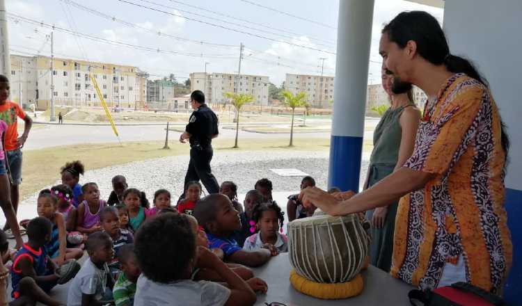 Miles de niños se  beneficiaron con el proyecto. En Colón, en tres días, cerca de 300. No perdieron detalle de la actividad literaria-musical. Cortesía.