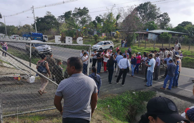 Los estudiantes, junto con otras personas del lugar, bloquearon la carretera Panamericana.