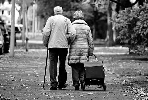 Nada de deprimirse ni ceder terreno a la soledad. Ahora la pareja tiene más tiempo para disfrutar de su compañía, pasear y realizar actividades que solía posponer por atender los hijos. Foto: Pixabay.