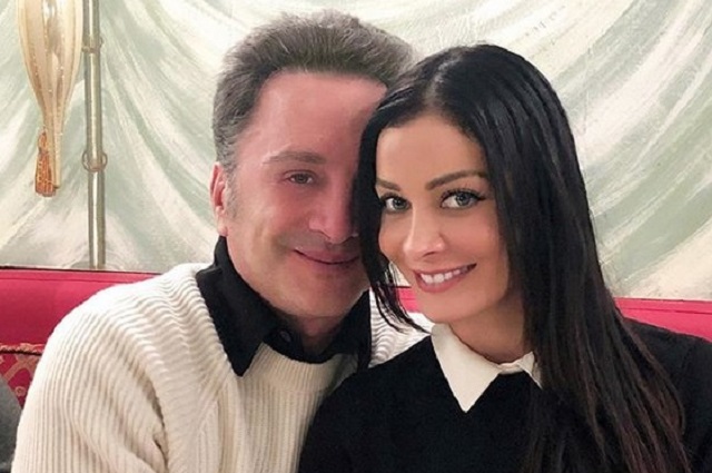 Dayanara Torres y Louis D'Esposito.