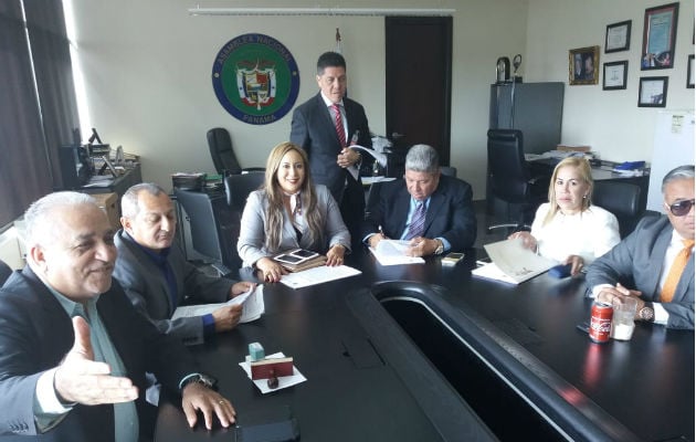 Abogados de Ricardo Martinelli presentaron denuncia penal contra Juan Carlos Varela. 