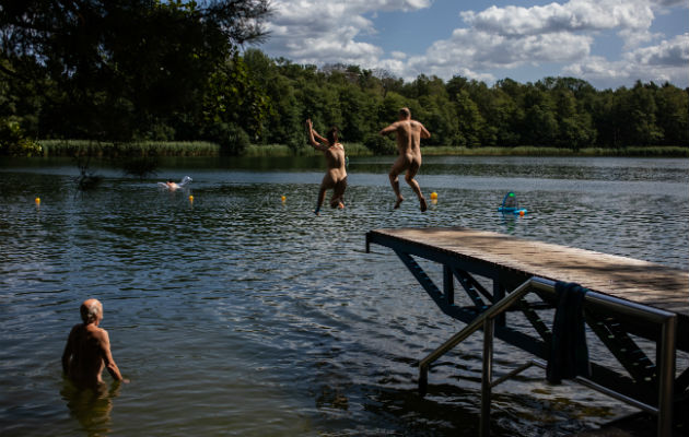 Tramos de costas alemanas están designados como playas nudistas, y hay un sendero de excursionismo nudista. Foto/ Lena Mucha para The New York Times.