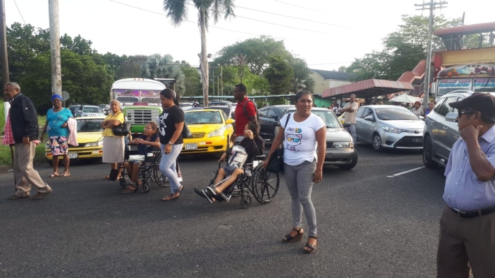 Los pacientes cerraron por espacio de una hora la calle. Foto/Diómedes Sánchez