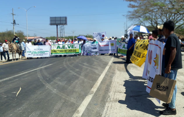 El Frente Unido por el Agro, acompañados por otros gremios como los educadores, cerraron los cuatro paños de la importante vía, con pancartas y consignas.