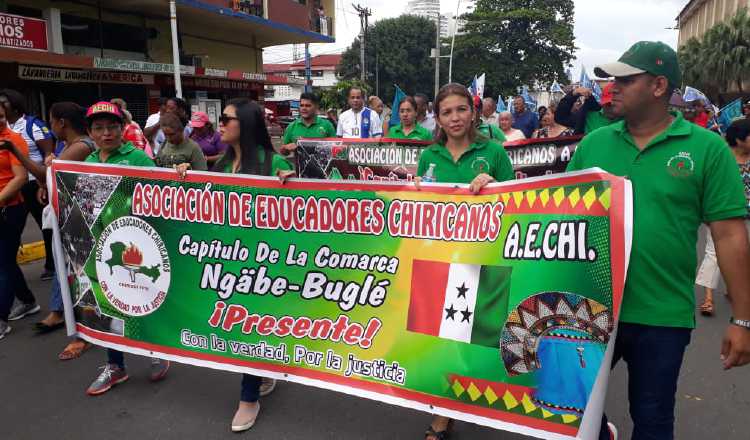 Docentes marcharon y protestaron a favor y en contra de mantener el pago del  PRAA  de forma obligatoria.