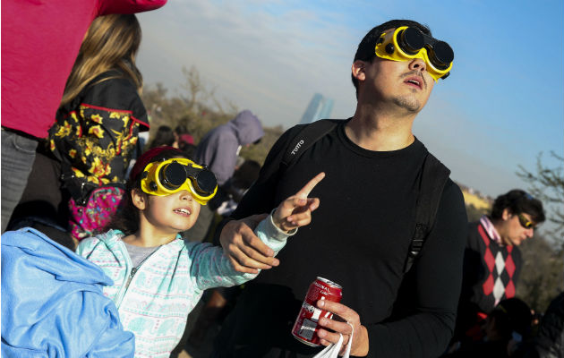 Cientos de personas acudieron a lo alto del Cerro San Cristóbal para observar el eclipse solar, en Santiago (Chile). Foto:EFE.