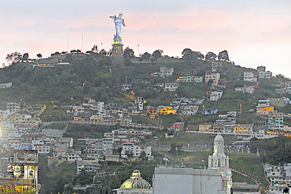 Deslumbrante: Vista de la Virgen de Legarda, en el Panecillo. El más cercano al histórico monumento, a unos 20 minutos, está en la cima del monte Catequilla.