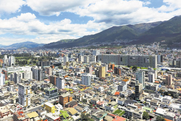 Moderno: Vista panorámica del Quito moderno. Ciudad de mayoría católica, cuna de destacados intelectuales y amable con el turista.