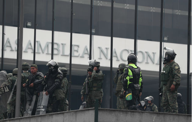 Manifestantes indígenas se toman el edificio de la Asamblea Nacional de Quito. Foto: EFE.