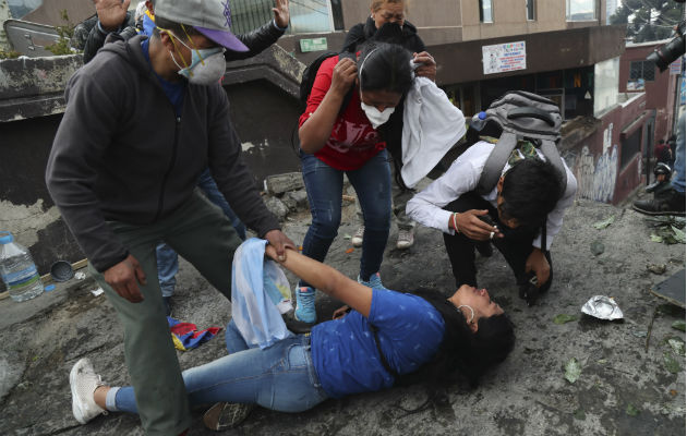 Manifestantes y policías se enfrentaron en una nueva jornada de protestas este viernes, en Quito. Foto: EFE.