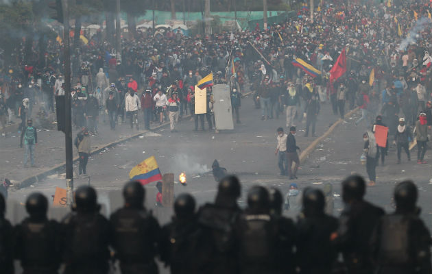 Manifestantes y policías se enfrentaron en una nueva jornada de protestas este viernes, en Quito. Foto: EFE.