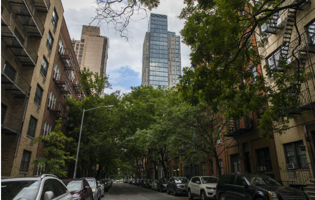 Una docena de torres altas han sido construidas en Yorkville en los últimos 5 años, con otra docena planeada. Foto/ Hiroko Masuike/The New York Times.