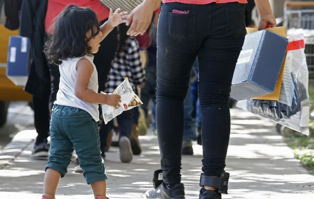 Para los niños de padres que ya no están en el país pero han pedido que sus hijos permanezcan en Estados Unidos, la Administración federal no podrá oponerse a la petición de que los progenitores testifiquen vía telefónica o por escrito.