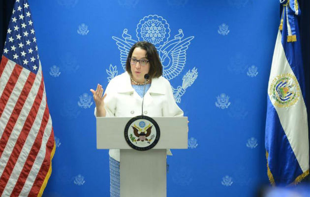 Jean Manes, embajadora de Estados Unidos en El Salvador. 