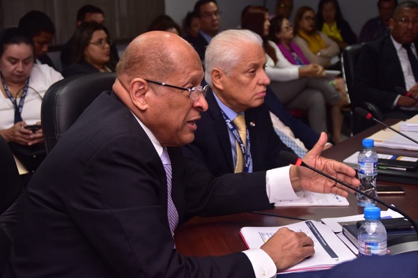 El ministro Alexander presentó el proyecto ayer a la Asamblea. Foto de archivo