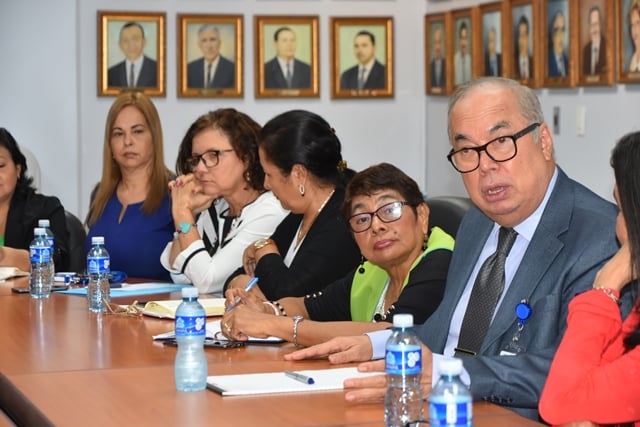 El director de la CSS, Enrique Lau Cortés, en la reunión con las asociaciones de pacientes con enfermedades crónicas y degenerativas. Foto Cortesía