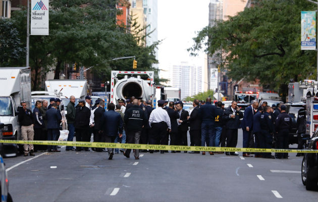 Varios policías acordonan una calle tras la evacuación del edificio Time Warner por el hallazgo de un paquete sospechoso en Nueva York, Estados Unidos. EFE