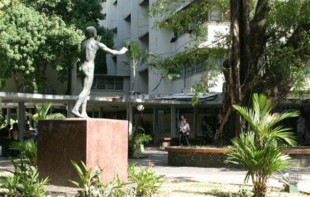 Estatua 'Hacia la luz', en la Up. Al fondo, la Biblioteca interamericana 'SImón Bolívar',  escenario de actividades literarias esta semana. Foto: Archivo.