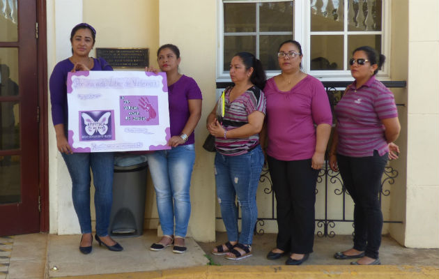 Familiares de la víctima se manifestaron ante el Órgano Judicial en David. Foto: Mayra Madrid. 