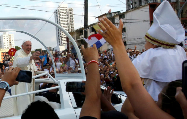 El papa Francisco saludó a miles de personas en las calles de Panamá. 