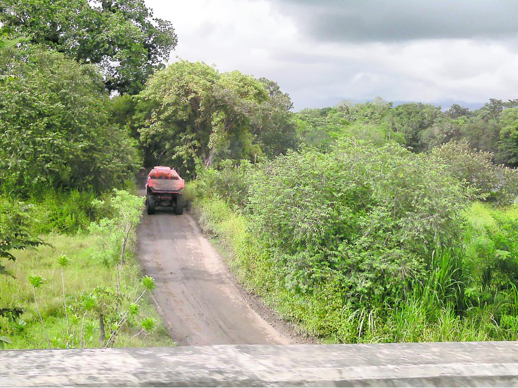 camiones-extraen-diariamente-arena-bajo-puente-sobre-el-r-o-chico-en