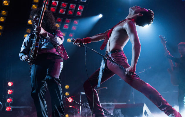 El actor Rami Malek, interpretando a Freddy Mercury. 