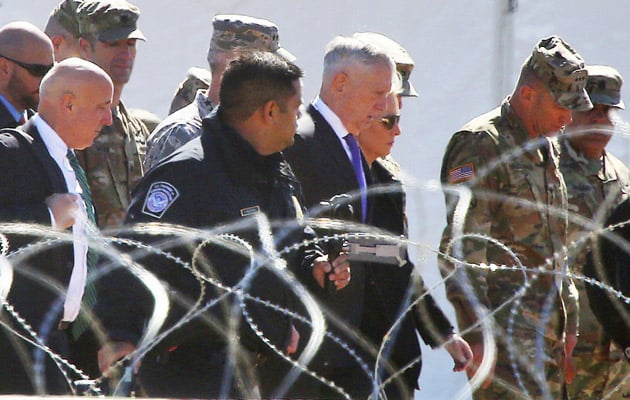 Secretario de Defensa Jim Mattis, hace un recorrido. FOTO/AP