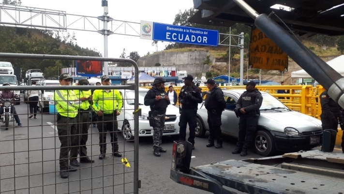 Autoridades ecuatorianas custodian este lunes el paso fronterizo del puente Rumichaca, frontera entre Ecuador y Colombia, durante una protesta de migrantes venezolanos que bloquean la vía. FOTO/EFE