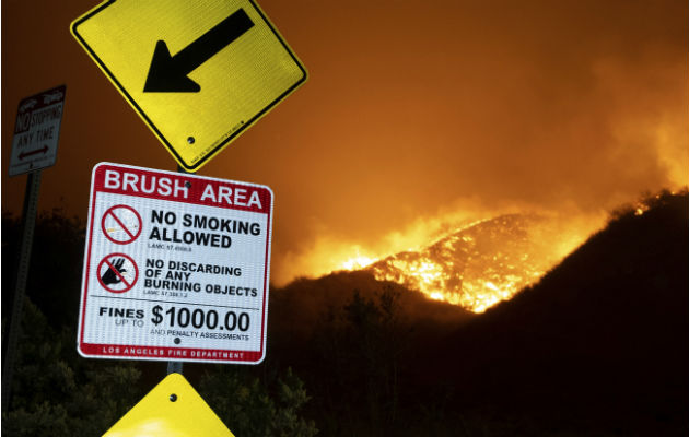 Bomberos combaten el fuego en una casa en 