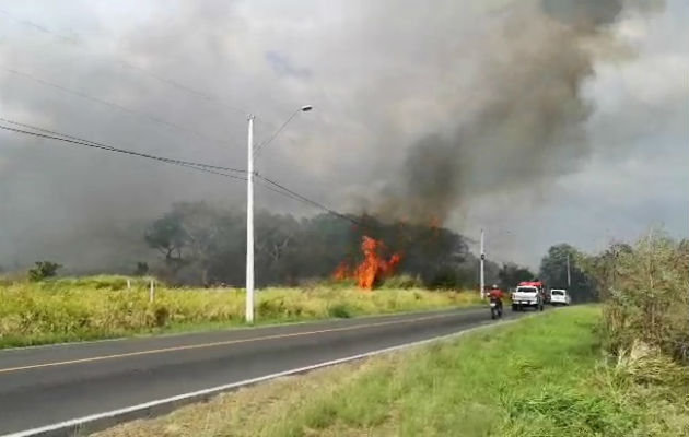 Estas quemas son un peligro para automovilistas. Foto: Eric A. Montenegro.