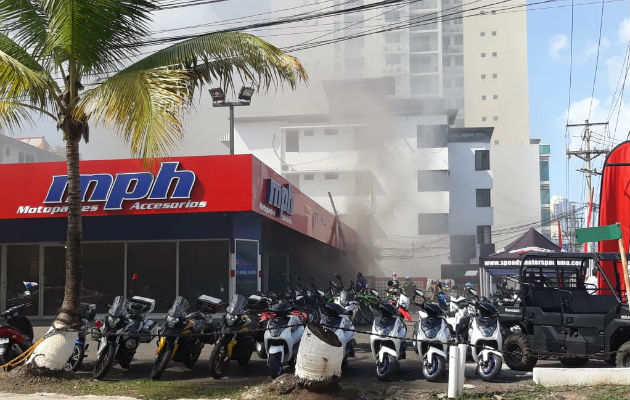  Estaciones de Carrasquilla y Bethania atienden emergencia en Vía Brasil. Foto/Bomberos Panamá