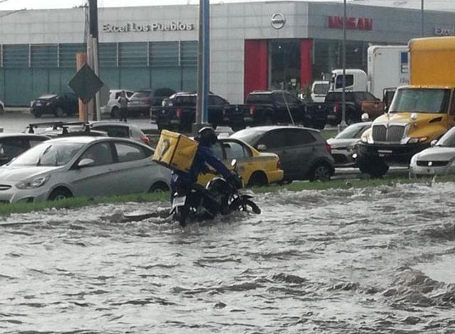 Avenida José Agustín Arango en Cerro Viento inundada tras fuerte lluvias.