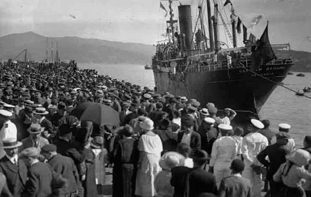 Despedida de migrantes, 1915. Tomado del Libro Memoria Gráfica de la Emigración Española.