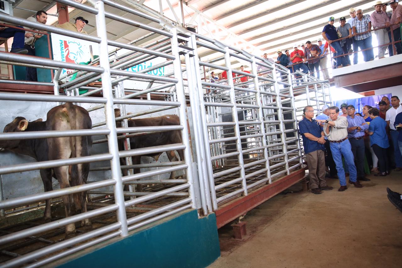 El ministro del MIDA, Augusto Valderrama reiteró el compromiso del Gobierno de apoyar a los productores del país.