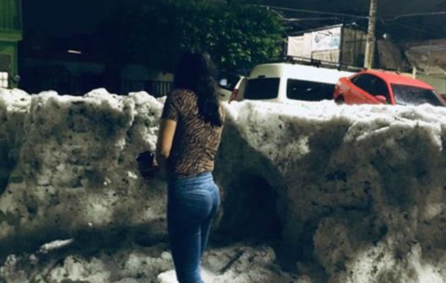 Una lluvia con intenso granizo que comenzó cerca de la 01:40 horas de la madrugada del domingo.