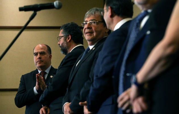 El opositor venezolano Julio Borges (izq), representante ante el Grupo de Lima de Juan Guaidó, durante la rueda de prensa de la XII reunión de cancilleres del Grupo de Lima en Santiago (Chile). Foto: EFE