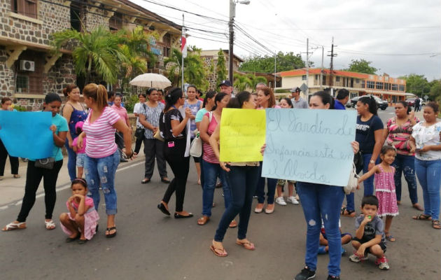  Los padres de familia exigen respuestas, protestaron con pancartas. Foto: Thays Domínguez.