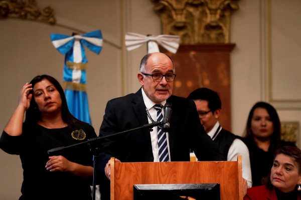 Gustavo Berganza, integrante de Mirador Electoral, habla durante la presentación de los resultados de la primera ronda de las elecciones presidenciales, este lunes, en Ciudad de Guatemala (Guatemala). La socialdemócrata y ex primera dama de Guatemala Sandra Torres y el aspirante de centroderecha Alejandro Giammattei se enfrentarán en una segunda vuelta por la Presidencia, que se celebrará el próximo 11 de agosto.FOTO/EFE