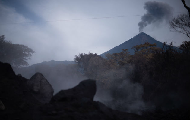 El Instituto Nacional de Sismología, Vulcanología, Meteorología e Hidrología (Insivumeh), el coloso, situado a 50 kilómetros al oeste de al capital, registra tres explosiones entre débiles y moderadas por hora.