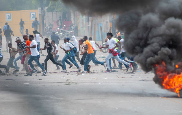 Personas se manifiestan contra el presidente, Jovenel Moise. Foto:EFE.