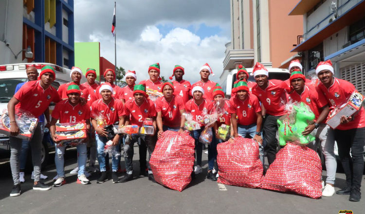 Jugadores del equipo sub-20 a su llegada al Hospital del Niño. Foto Fepafut