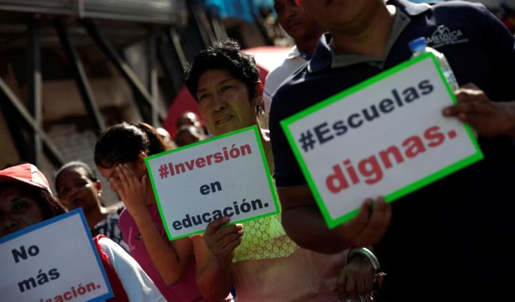 Las peticiones de los gremios que participaron en la marcha, para mejorar la educación pública del país, fueron entregadas en papel. EFE