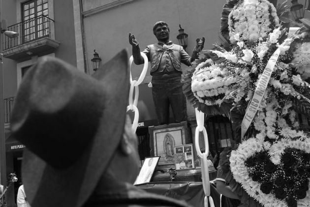 Homenaje al cantante Juan Gabriel por el primer aniversario de su muerte el lunes, 28 de agosto de 2017, en la plaza Garibaldi de Ciudad de México. Foto: EFE 