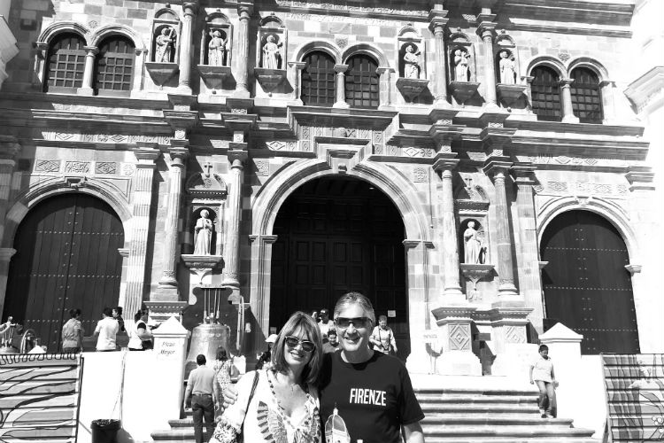 Jaime Figueroa y su esposa Mayin Lugo de Figueroa, en la remozada Catedral Metropolitana.