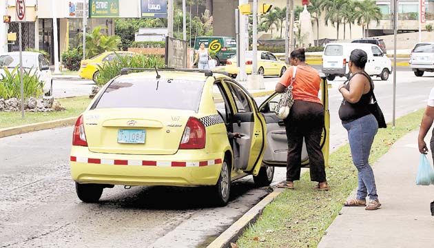 Otro dilema es que dejan  a los pasajeros en cualquier lado. Foto/Víctor Arosemena