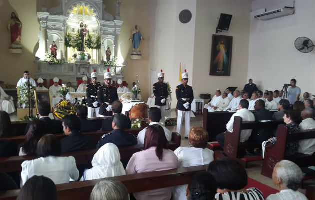 El féretro reposará en la bóveda del santuario hasta tanto culmine la restauración de la Catedral de la Inmaculada Concepción en Colón.  /  Foto: Delfia Cortez