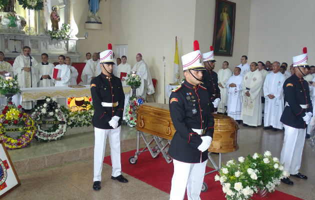 El féretro reposará en la bóveda del santuario hasta tanto culmine la restauración de la Catedral de la Inmaculada Concepción en Colón.  /  Foto: Delfia Cortez