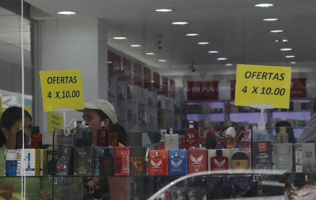 Perfumerías rebajan incluso las marcas más famosas.