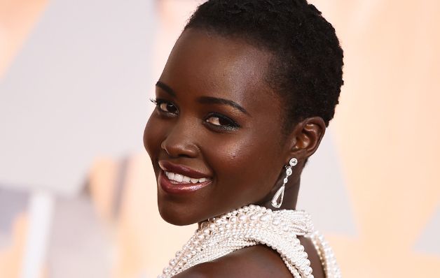  Lupita Nyong'o y su maquillaje de oro.  