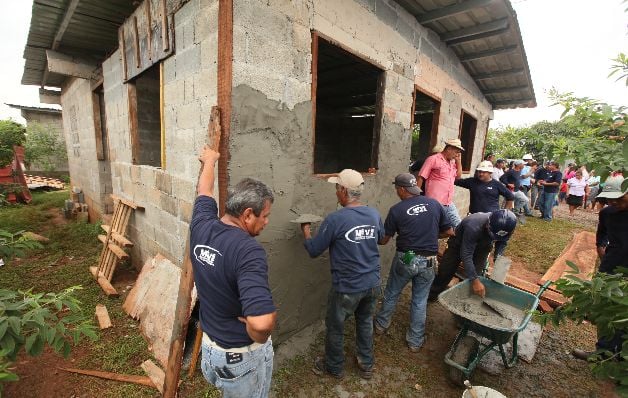  Los beneficiarios se han quejado del poco avance en la construcción de sus casas y temen que no sean terminadas a tiempo.  /  Archivo